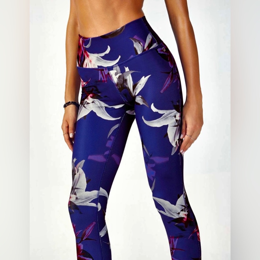 NWT Fabletics - Medium High Waisted 7/8 capri leggings